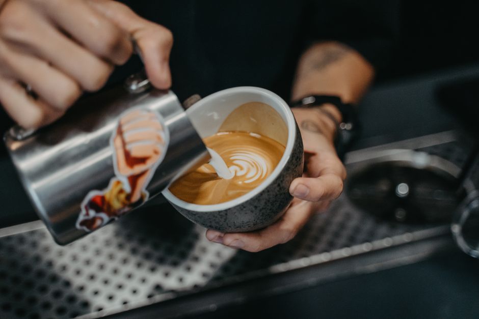 Baristamız latte art hazırlarken