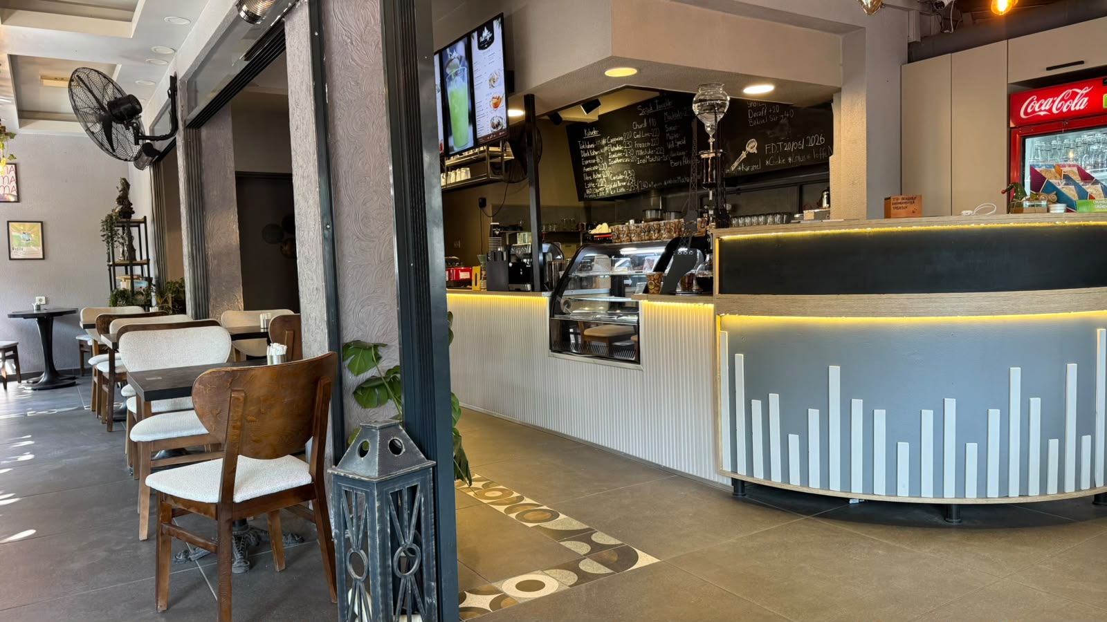Vell Coffee'nin iç mekânı — bar ve oturma alanı